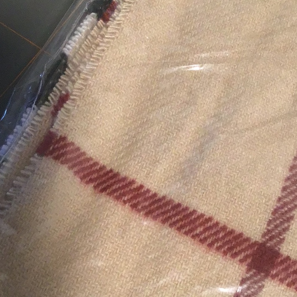 NWT Fashionable Patterned Scarf - Picture 3 of 3